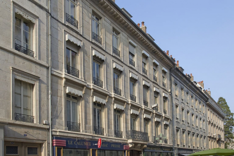 Logis principal : vue d'ensemble depuis la rue à partir du premier étage, de trois quarts gauche. © Région Bourgogne-Franche-Comté, Inventaire du Patrimoine