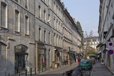 Logis principal : vue d'ensemble éloignée depuis la rue, de trois quarts gauche. © Région Bourgogne-Franche-Comté, Inventaire du Patrimoine