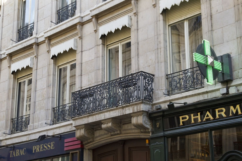 Logis principal, façade antérieure : détail des garde-corps et du balcon du premier étage. © Région Bourgogne-Franche-Comté, Inventaire du Patrimoine