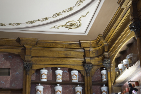 Logis principal, pharmacie : détail d'un angle du plafond et des boiseries de la boutique. © Région Bourgogne-Franche-Comté, Inventaire du Patrimoine
