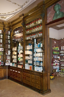 Logis principal, pharmacie : détail des boiseries, partie droite, depuis l'entrée de la boutique. © Région Bourgogne-Franche-Comté, Inventaire du Patrimoine