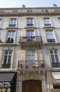Logis principal, façade antérieure : détail des balcons des premier et deuxième étages côté rue Morand, de face. © Région Bourgogne-Franche-Comté, Inventaire du Patrimoine