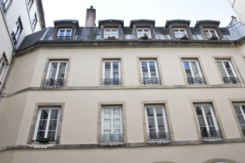 Logis secondaire, façade antérieure : détail des étages, de face. © Région Bourgogne-Franche-Comté, Inventaire du Patrimoine