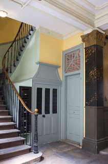 Logis principal, détail du départ de l'escalier à droite du passage cocher côté rue Proudhon. © Région Bourgogne-Franche-Comté, Inventaire du Patrimoine