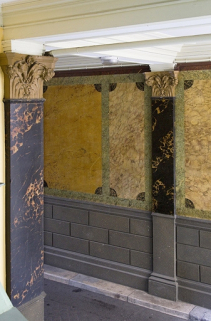 Logis principal, passage cocher côté rue Proudhon : détail du décor en faux marbre, vue rapprochée. © Région Bourgogne-Franche-Comté, Inventaire du Patrimoine