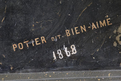 Logis principal, passage cocher côté rue Proudhon : décor en faux marbre, détail de la signature du stucateur. © Région Bourgogne-Franche-Comté, Inventaire du Patrimoine