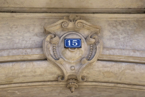 Logis principal, façade antérieure, portail d'entrée côté rue Proudhon : détail de la clé de l'arc. © Région Bourgogne-Franche-Comté, Inventaire du Patrimoine