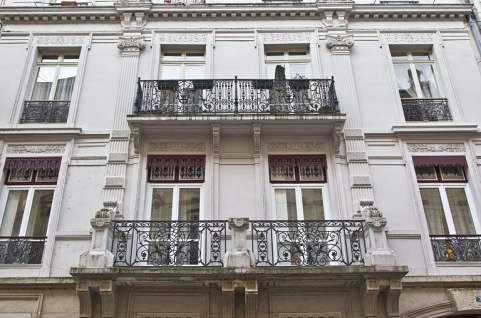 Façade antérieure : vue des balcons des premier et deuxième étages. © Région Bourgogne-Franche-Comté, Inventaire du Patrimoine