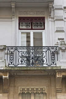 Façade antérieure : balcon du premier étage, détail d'un garde-corps. © Région Bourgogne-Franche-Comté, Inventaire du Patrimoine