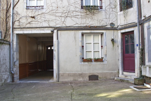 Façades sur cour : détail du passage cocher et de l'entrée du premier escalier. © Région Bourgogne-Franche-Comté, Inventaire du Patrimoine