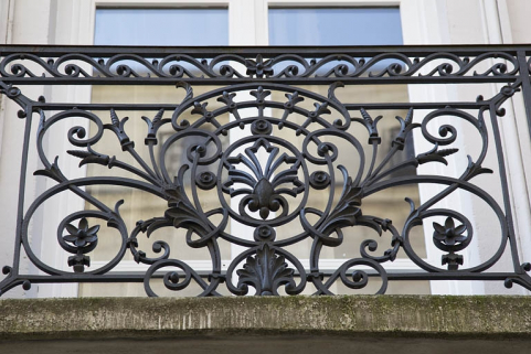 Façade antérieure : détail d'un garde-corps du balcon du premier étage : vue rapprochée. © Région Bourgogne-Franche-Comté, Inventaire du Patrimoine