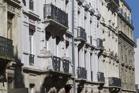 Façade antérieure : détail des balcons des premier et deuxième étages, de trois quarts gauche. © Région Bourgogne-Franche-Comté, Inventaire du Patrimoine
