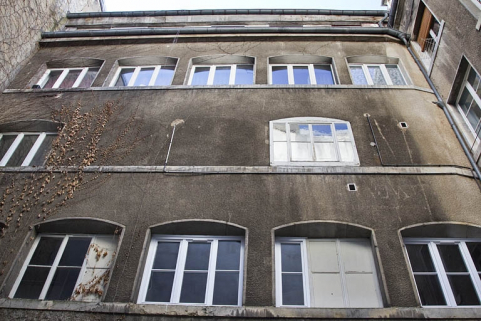 Vue de l'atelier d'horlogerie à droite de la cour, de face. © Région Bourgogne-Franche-Comté, Inventaire du Patrimoine Vue de l'atelier d'horlogerie à droite de la cour, de face. © Région Bourgogne-Franche-Comté, Inventaire du Patrimoine