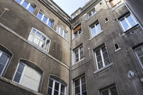 Vue de l'angle de la cour entre l'atelier d'horlogerie et la façade postérieure du logis. © Région Bourgogne-Franche-Comté, Inventaire du Patrimoine