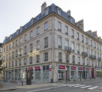 Vue d'ensemble de la façade rue Léonel de Moustier et de la façade latéral droite, de trois quarts droit. © Région Bourgogne-Franche-Comté, Inventaire du Patrimoine