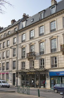 Façade antérieure, rue Léonel de Moustier : vue d'ensemble de la partie gauche, de trois quarts droit. © Région Bourgogne-Franche-Comté, Inventaire du Patrimoine