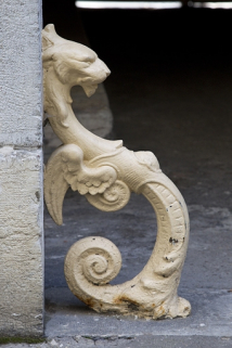 Passage cocher : détail d'un chasse-roue en fonte en forme de dragon ailé. © Région Bourgogne-Franche-Comté, Inventaire du Patrimoine