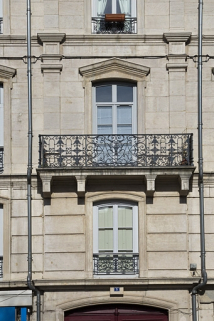 Façade antérieure, rue Léonel de Moustier : détail du balcon du deuxième étage au-dessus du portail d'entrée. © Région Bourgogne-Franche-Comté, Inventaire du Patrimoine