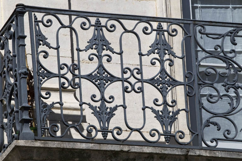 Façade antérieure, rue Léonel de Moustier, balcon du deuxième étage au-dessus du portail d'entrée : détail du garde-corps. © Région Bourgogne-Franche-Comté, Inventaire du Patrimoine
