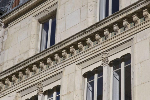 Façade antérieure : détail de la corniche entre les deuxième et troisième étages : de trois quarts droit. © Région Bourgogne-Franche-Comté, Inventaire du Patrimoine