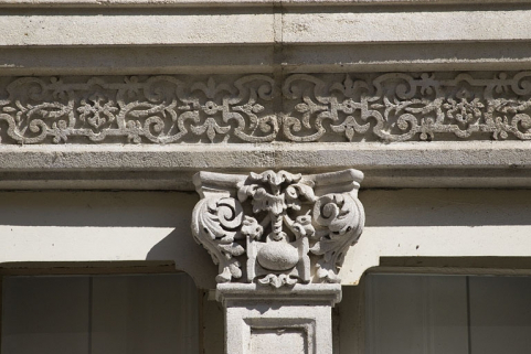 Façade antérieure, fenêtre du premier étage : détail d'un chapiteau composé couronnant le meneau. © Région Bourgogne-Franche-Comté, Inventaire du Patrimoine