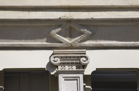Façade antérieure, fenêtre du deuxième étage : détail d'un chapiteau ionique couronnant le meneau. © Région Bourgogne-Franche-Comté, Inventaire du Patrimoine