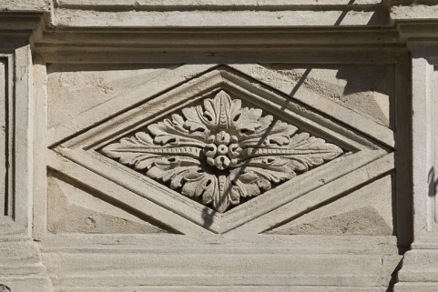 Façade antérieure, fenêtres du premier étage : détail d'un motif en losange sous une fenêtre. © Région Bourgogne-Franche-Comté, Inventaire du Patrimoine