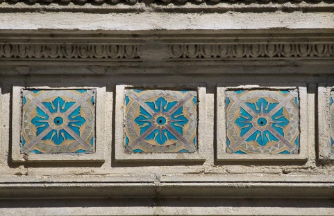 Façade antérieure : détail du décor en céramique au-dessus des fenêtres du premier étage, vue rapprochée. © Région Bourgogne-Franche-Comté, Inventaire du Patrimoine