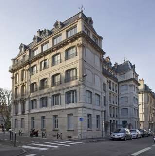 Façade latérale droite : de trois quarts droit. © Région Bourgogne-Franche-Comté, Inventaire du Patrimoine Façade latérale droite : de trois quarts droit. © Région Bourgogne-Franche-Comté, Inventaire du Patrimoine