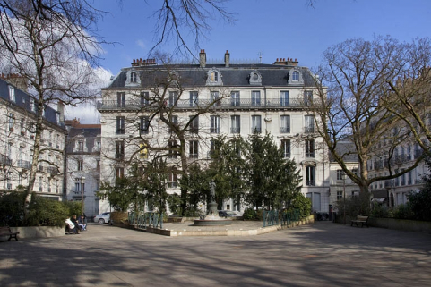 Façade antérieure, depuis le square saint-Amour : de face. © Région Bourgogne-Franche-Comté, Inventaire du Patrimoine Façade antérieure, depuis le square saint-Amour : de face. © Région Bourgogne-Franche-Comté, Inventaire du Patrimoine