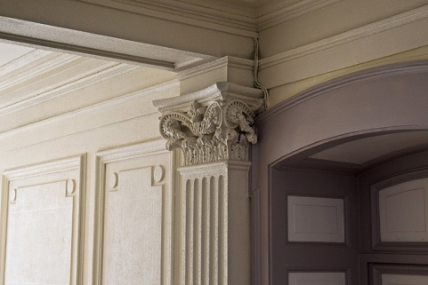 Intérieur : détail du chapiteau d'un pilastre décorant le vestibule. © Région Bourgogne-Franche-Comté, Inventaire du Patrimoine Intérieur : détail du chapiteau d'un pilastre décorant le vestibule. © Région Bourgogne-Franche-Comté, Inventaire du Patrimoine