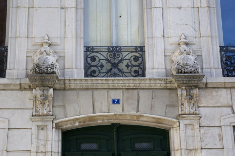 Façade antérieure : détail des décors cantonnant la porte d'entrée. © Région Bourgogne-Franche-Comté, Inventaire du Patrimoine Façade antérieure : détail des décors cantonnant la porte d'entrée. © Région Bourgogne-Franche-Comté, Inventaire du Patrimoine