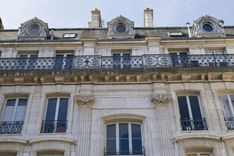 Façade antérieure : détail de la partie supérieure. © Région Bourgogne-Franche-Comté, Inventaire du Patrimoine Façade antérieure : détail de la partie supérieure. © Région Bourgogne-Franche-Comté, Inventaire du Patrimoine