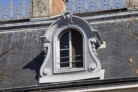 Toiture : détail d'une lucarne. © Région Bourgogne-Franche-Comté, Inventaire du Patrimoine Toiture : détail d'une lucarne. © Région Bourgogne-Franche-Comté, Inventaire du Patrimoine
