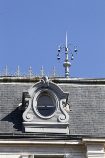 Toiture : détail d'une lucarne et du décor du faîte du toit. © Région Bourgogne-Franche-Comté, Inventaire du Patrimoine Toiture : détail d'une lucarne et du décor du faîte du toit. © Région Bourgogne-Franche-Comté, Inventaire du Patrimoine