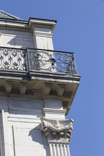 Façade antérieure, angle droit : détail d'un chapiteau corinthien et du garde-corps de l'étage de surélévation. © Région Bourgogne-Franche-Comté, Inventaire du Patrimoine Façade antérieure, angle droit : détail d'un chapiteau corinthien et du garde-corps de l'étage de surélévation. © Région Bourgogne-Franche-Comté, Inventaire du Patrimoine