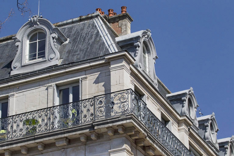 Détail de la toiture et du garde-corps de l'étage de surélévation, à l'angle droit de l'édifice. © Région Bourgogne-Franche-Comté, Inventaire du Patrimoine Détail de la toiture et du garde-corps de l'étage de surélévation, à l'angle droit de l'édifice. © Région Bourgogne-Franche-Comté, Inventaire du Patrimoine