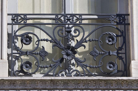 Façade antérieure : détail d'un garde-corps en ferronnerie d'une fenêtre. © Région Bourgogne-Franche-Comté, Inventaire du Patrimoine Façade antérieure : détail d'un garde-corps en ferronnerie d'une fenêtre. © Région Bourgogne-Franche-Comté, Inventaire du Patrimoine