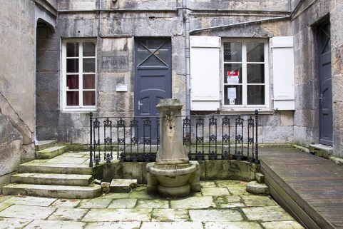 Vue du rez-de-chaussée du logis en fond de cour. © Région Bourgogne-Franche-Comté, Inventaire du Patrimoine