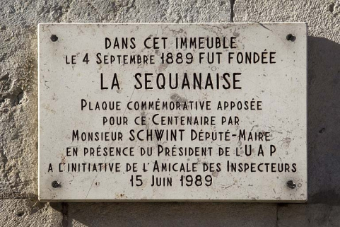 Logis principal, façade antérieure : détail de la plaque commémorative du centenaire de la "Séquanaise". © Région Bourgogne-Franche-Comté, Inventaire du Patrimoine