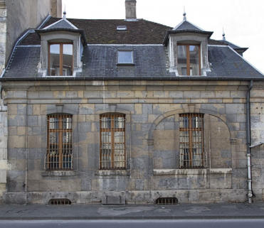 Logis principal, façade latérale gauche : vue d'ensemble, de face. © Région Bourgogne-Franche-Comté, Inventaire du Patrimoine