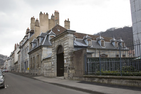Vue d'ensemble depuis la rue, de trois quarts droit. © Région Bourgogne-Franche-Comté, Inventaire du Patrimoine