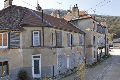 Vue des logis secondaires à gauche de cour. © Région Bourgogne-Franche-Comté, Inventaire du Patrimoine