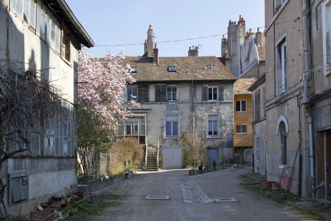 Vue éloignée du premier logis secondaire, de face. © Région Bourgogne-Franche-Comté, Inventaire du Patrimoine