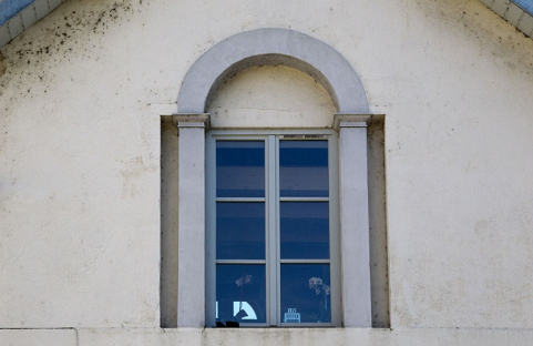Logis secondaire au fond de la deuxième cour : façade donnant sur l'avenue de la Gare d'Eau, détail de la fenêtre de l'étage. © Région Bourgogne-Franche-Comté, Inventaire du Patrimoine