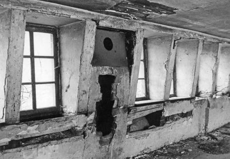 Vue intérieure du premier étage de comble : fenêtres et cheminée. © Région Bourgogne-Franche-Comté, Inventaire du patrimoine