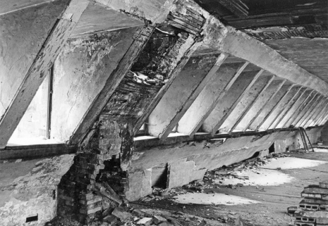 Vue intérieure du deuxième étage de comble : fenêtres et cheminée. © Région Bourgogne-Franche-Comté, Inventaire du patrimoine