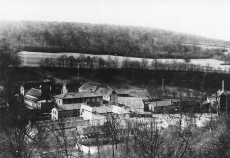 Vue d'ensemble depuis le nord-ouest au début du 20e siècle. © Région Bourgogne-Franche-Comté, Inventaire du patrimoine Vue d'ensemble depuis le nord-ouest au début du 20e siècle. © Région Bourgogne-Franche-Comté, Inventaire du patrimoine