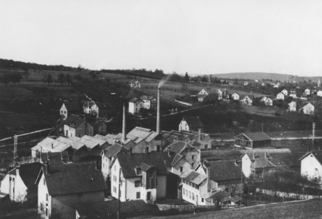 Atelier de laitonnerie et logements ouvriers vers 1920. © Région Bourgogne-Franche-Comté, Inventaire du patrimoine Atelier de laitonnerie et logements ouvriers vers 1920. © Région Bourgogne-Franche-Comté, Inventaire du patrimoine