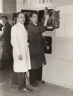 [Le professeur Jacques Déliou (en blouse blanche) et un élève dans les années 1960]. © Région Bourgogne-Franche-Comté, Inventaire du patrimoine